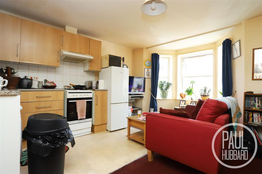 Property photo 2 of 20 Flat 2