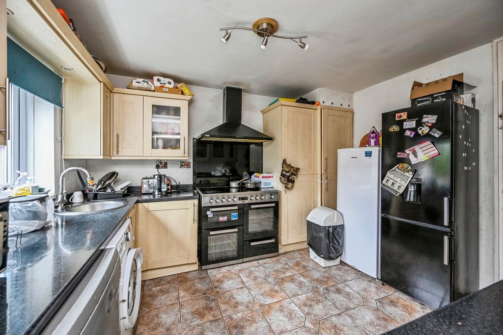 Property photo 3 of 8 Kitchen