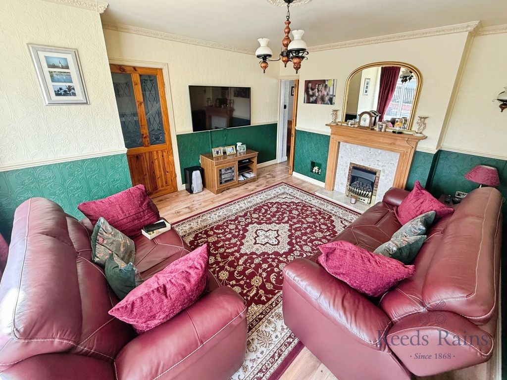Property photo 2 of 11 Lounge
