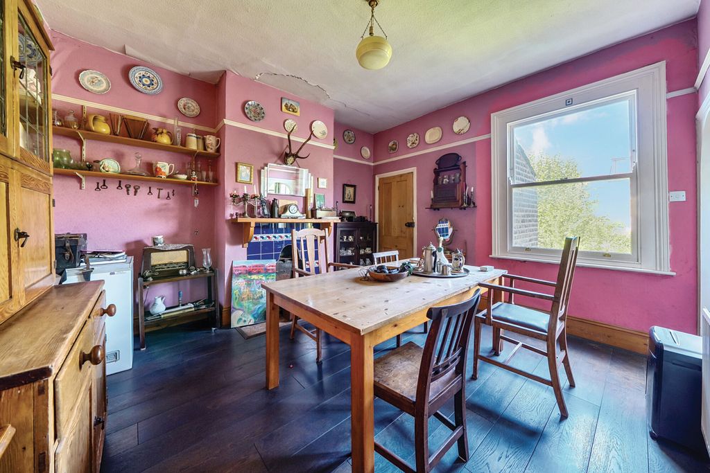Property photo 3 of 11 Dinning Room