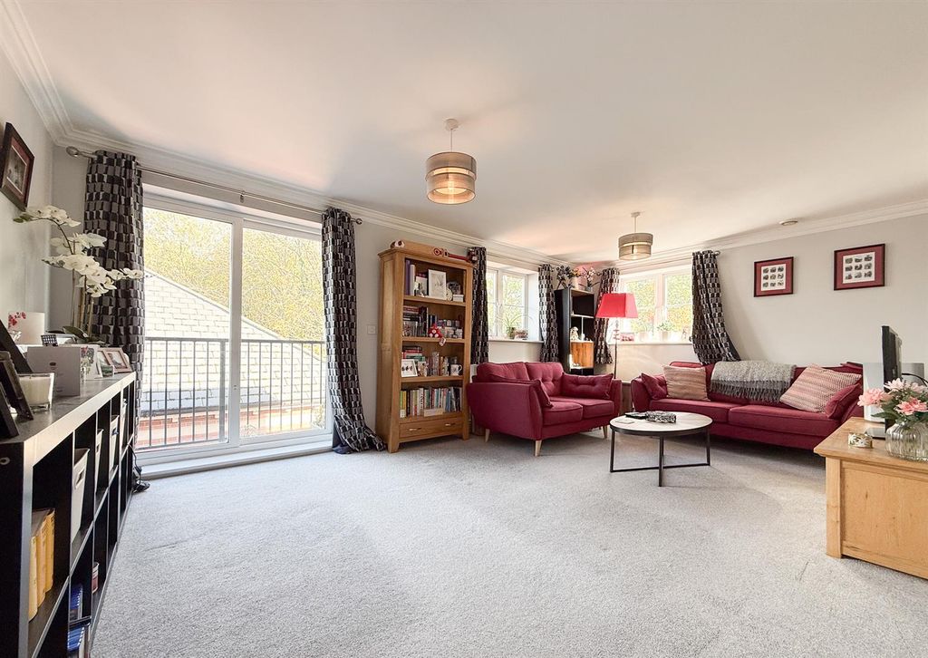 Property photo 3 of 9 Lounge