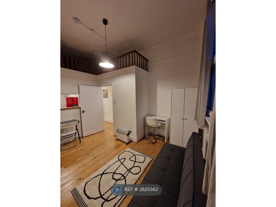 Property photo 2 of 6 Livingroom