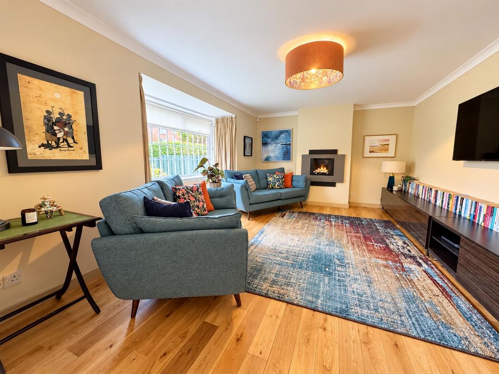 Property photo 3 of 32 Lounge
