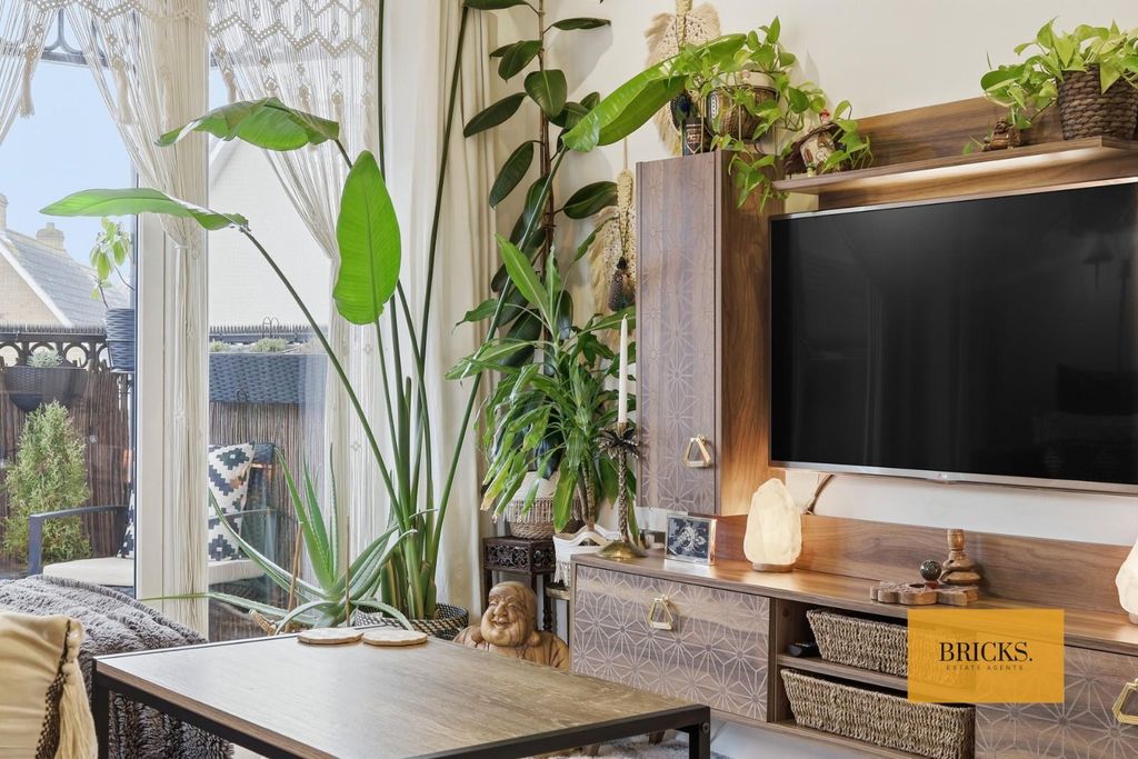 Property photo 3 of 25