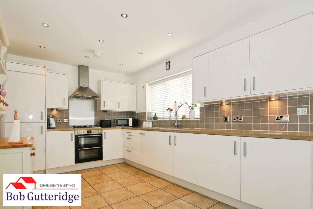 Property photo 3 of 36 Fitted Kitchen / Diner