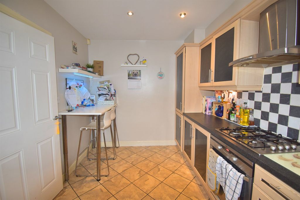 Property photo 3 of 13 Fitted Kitchen