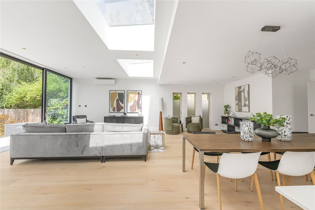 Property photo 2 of 21 Kitchen/Reception