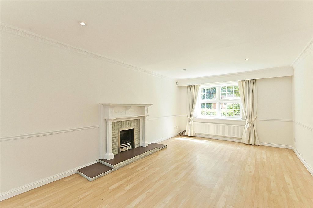 Property photo 3 of 17 Living Room