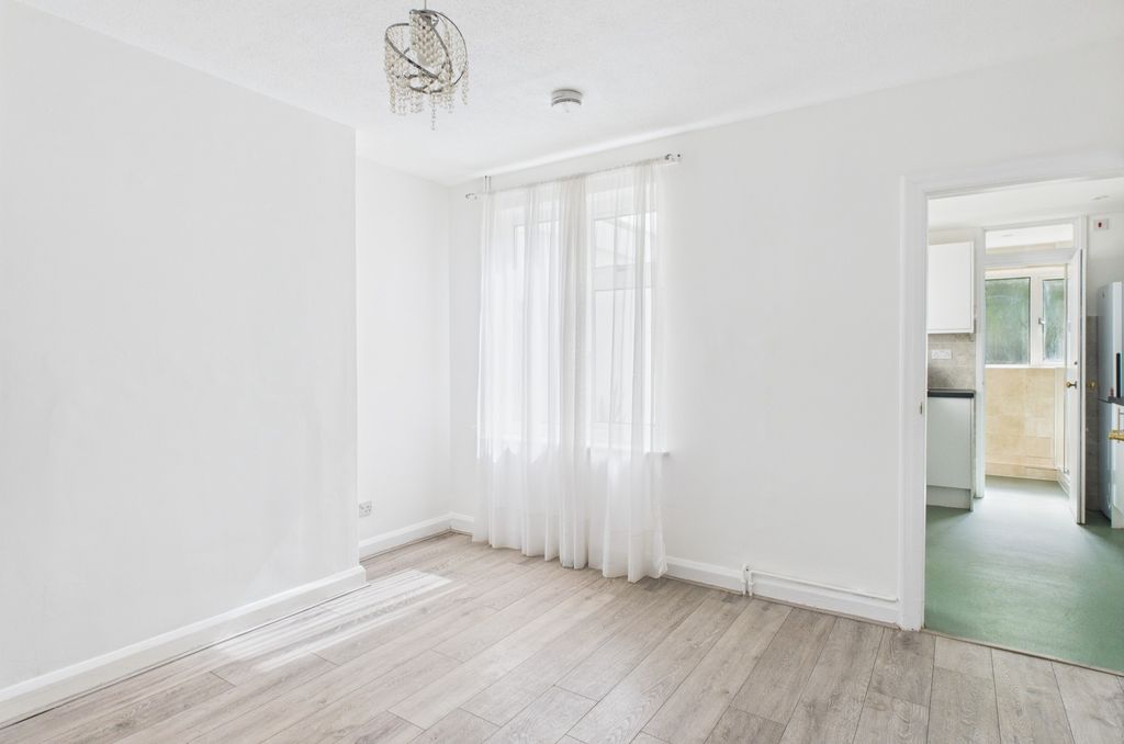 Property photo 3 of 15 Cam02545G0-Pr0406-Still018