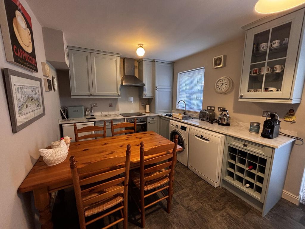 Property photo 3 of 12 Kitchen