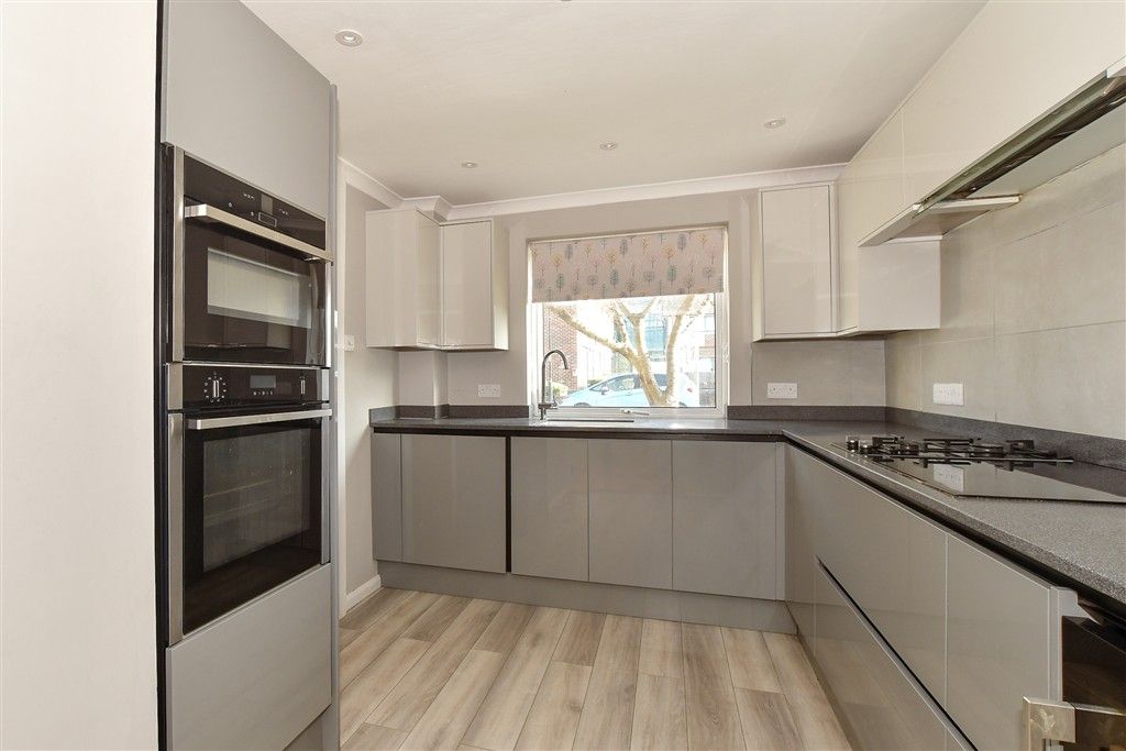 Property photo 3 of 11 Kitchen