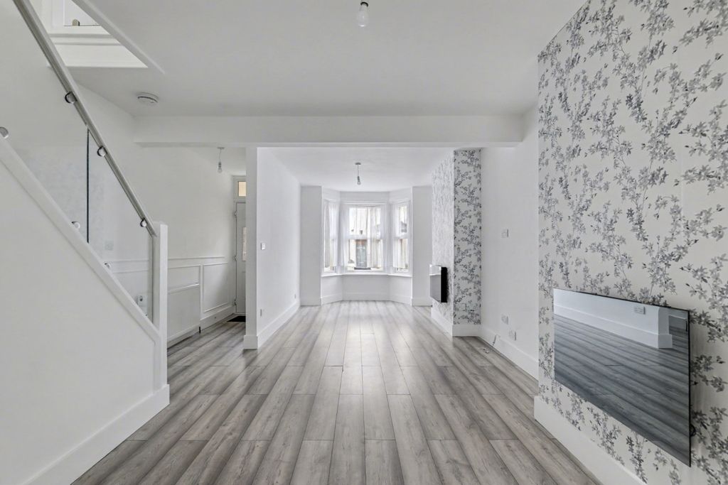 Property photo 2 of 16 4641856