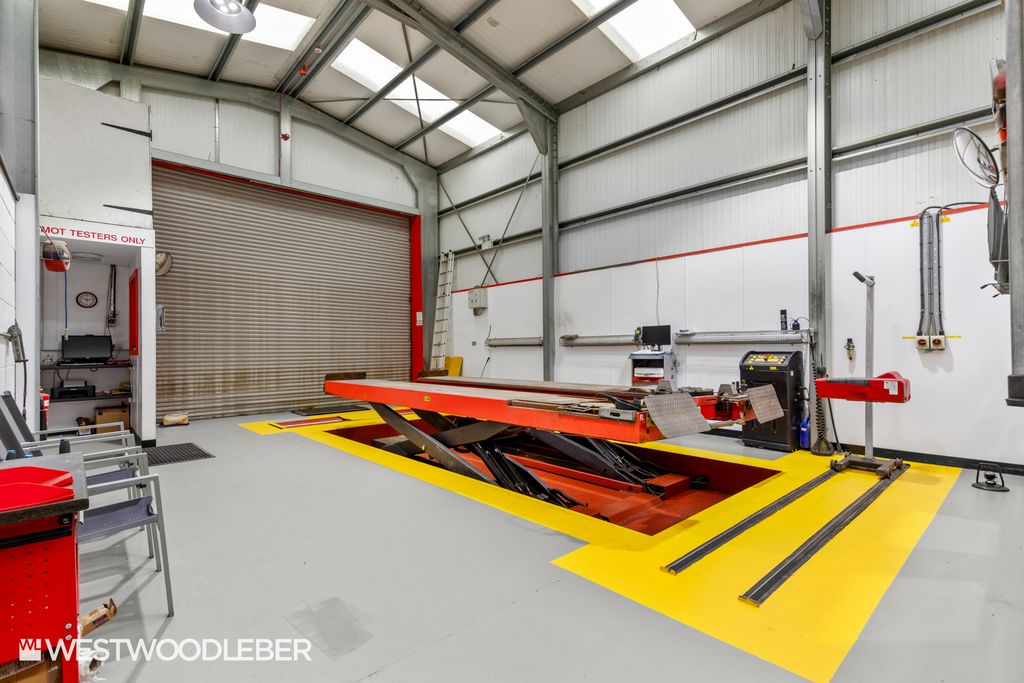 Property photo 3 of 12 Phoenixgarage_5