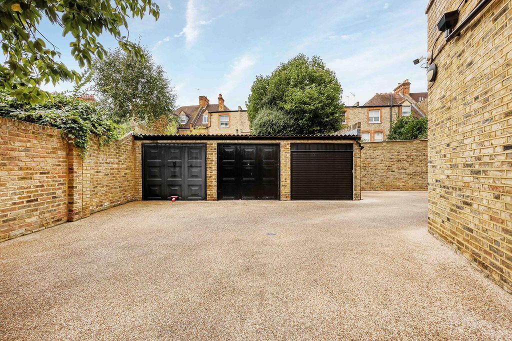 Property photo 1 of 4 Garage