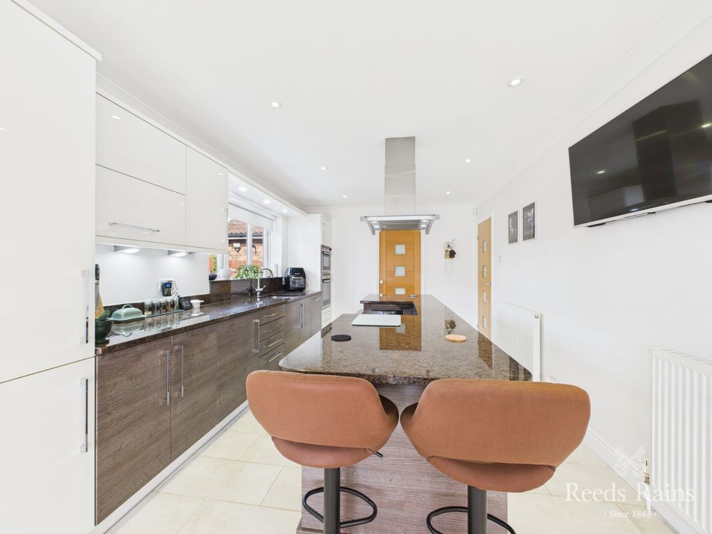 Property photo 2 of 37 Breakfast Kitchen