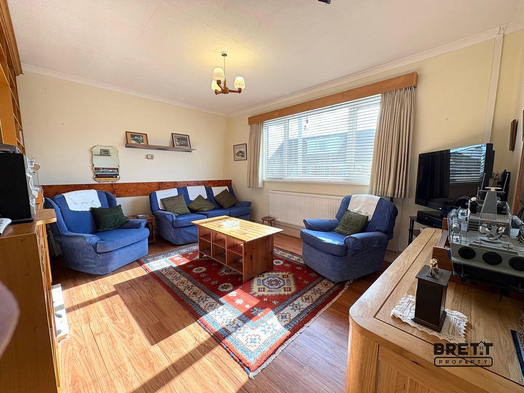 Property photo 2 of 10 Living Room