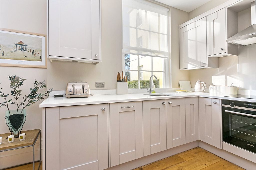 Property photo 3 of 8 Kitchen