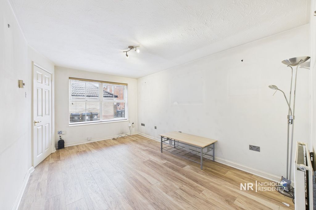 Property photo 3 of 16 Lounge