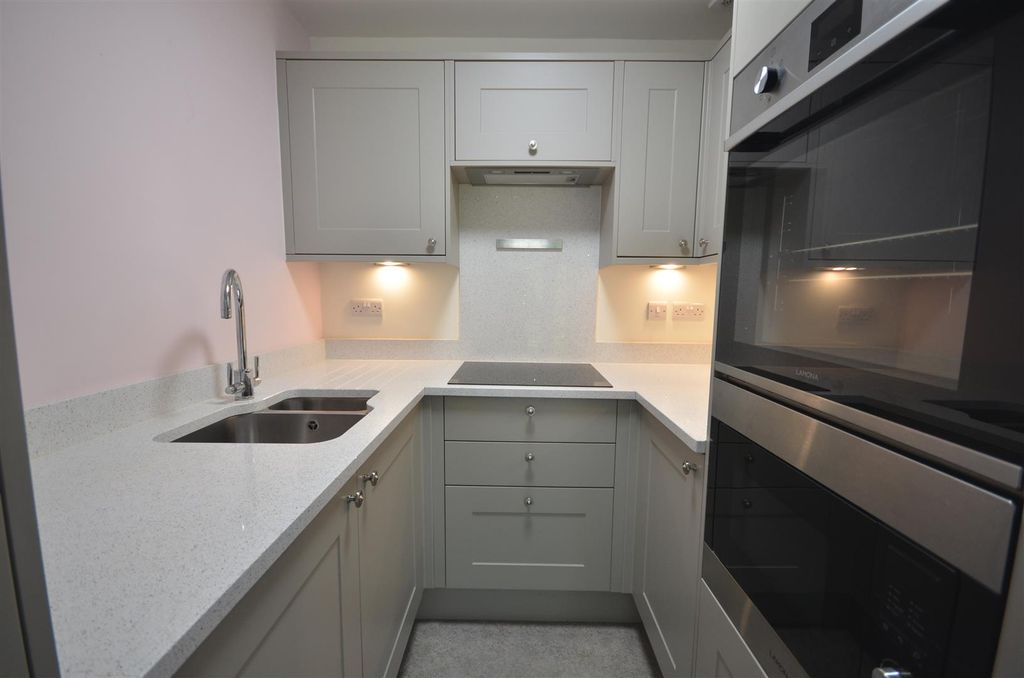 Property photo 3 of 12 Kitchen