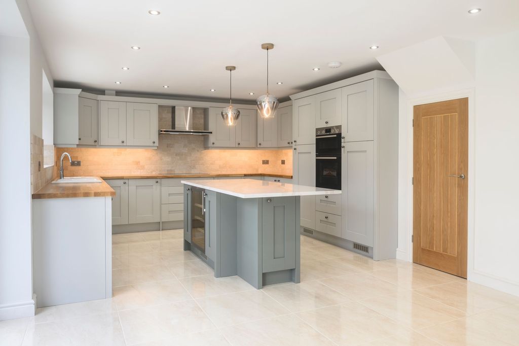 Property photo 3 of 31 Kitchen Area