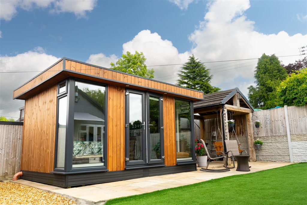Property photo 2 of 52 Summer House