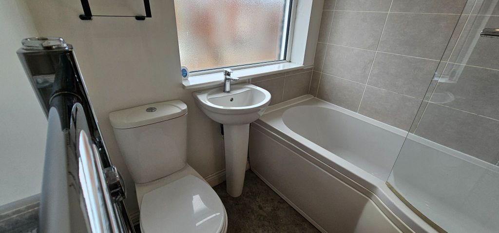 Property photo 3 of 11 Family Bathroom