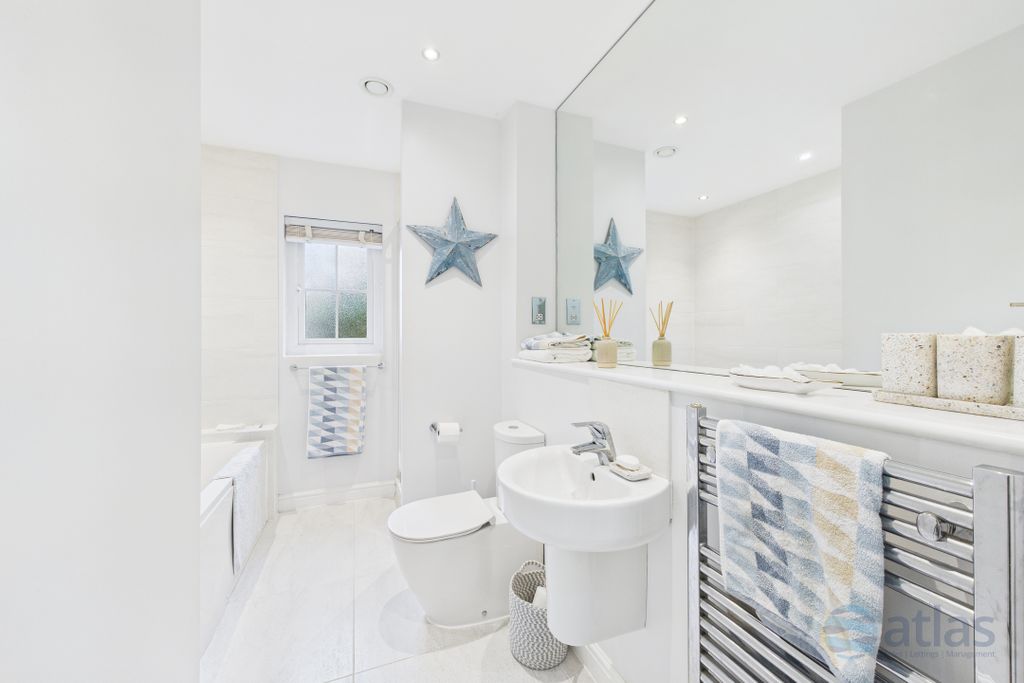 Property photo 2 of 16 Bathroom