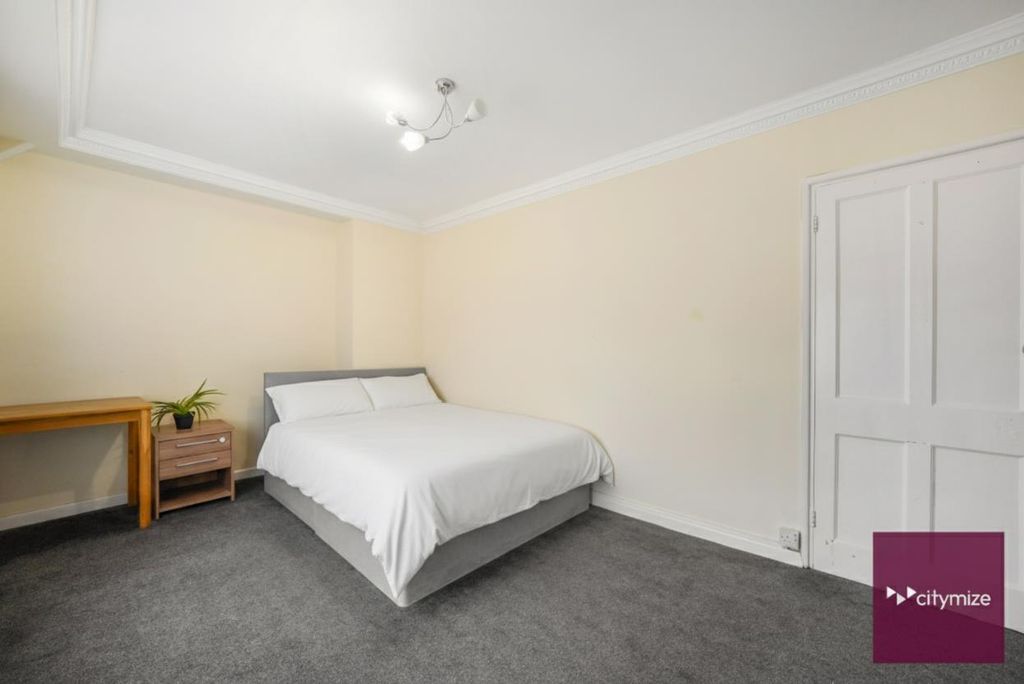 Property photo 2 of 17 Master Bedroom (2)