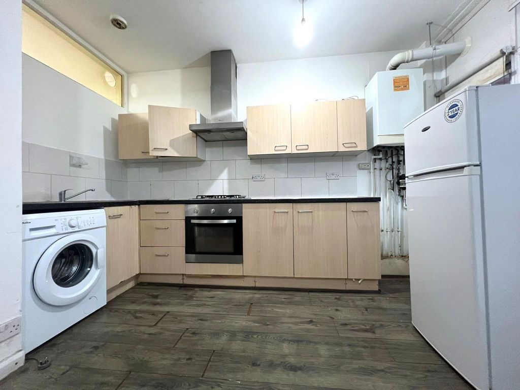 Property photo 1 of 10 One Bedroom First Floor Flat Close To Ilford Station- Â£1400