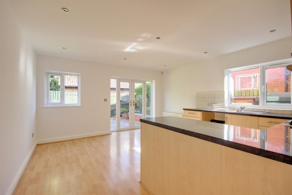 Property photo 3 of 12 Kitchen1.Jpg