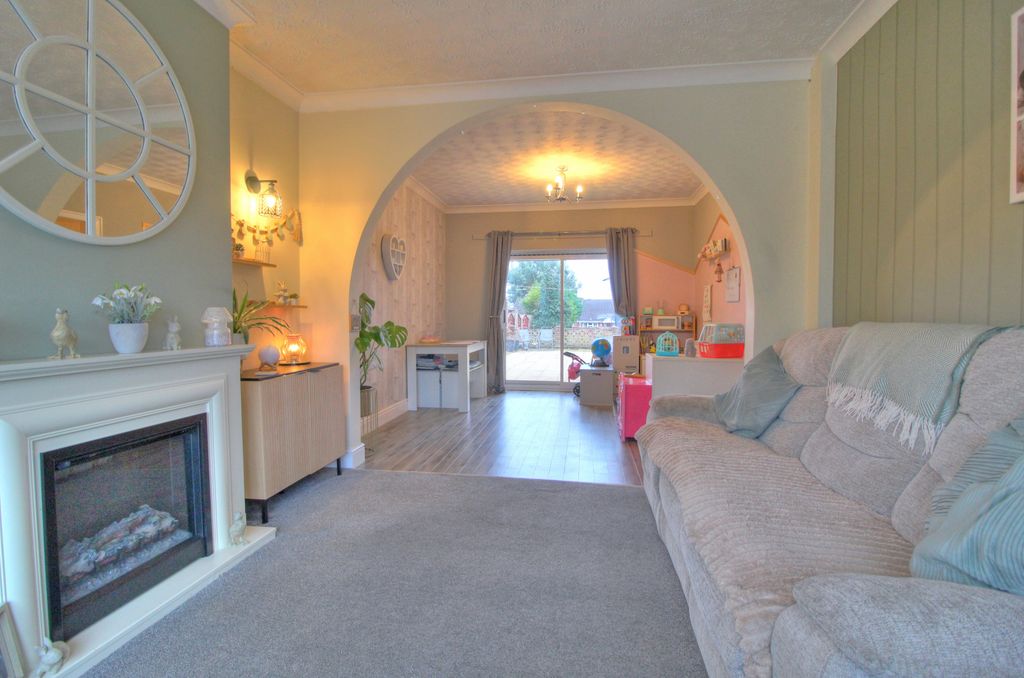 Property photo 3 of 19 Lounge