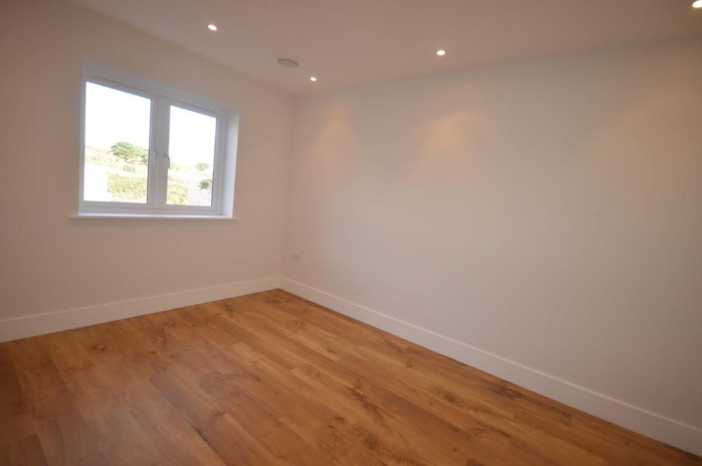Property photo 3 of 11 Dsc_0607 (Medium).Jpg
