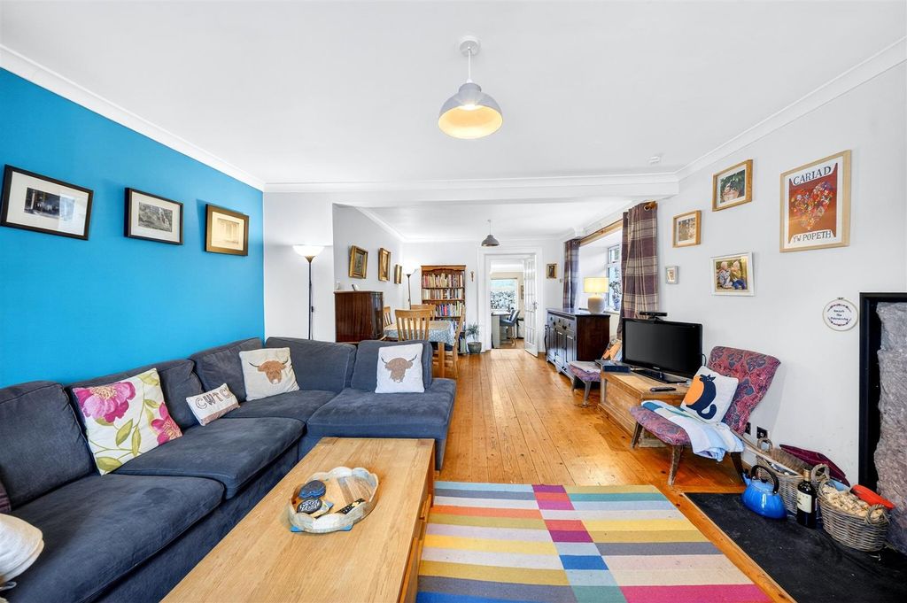 Property photo 3 of 10 Lounge