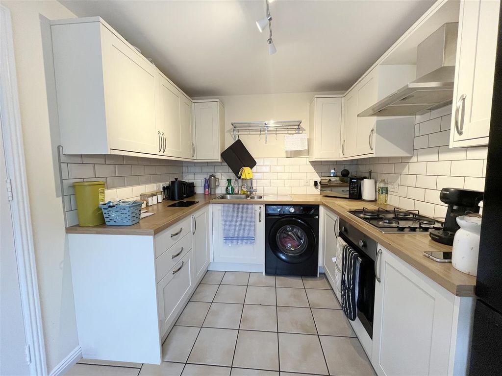 Property photo 2 of 7 Kitchen