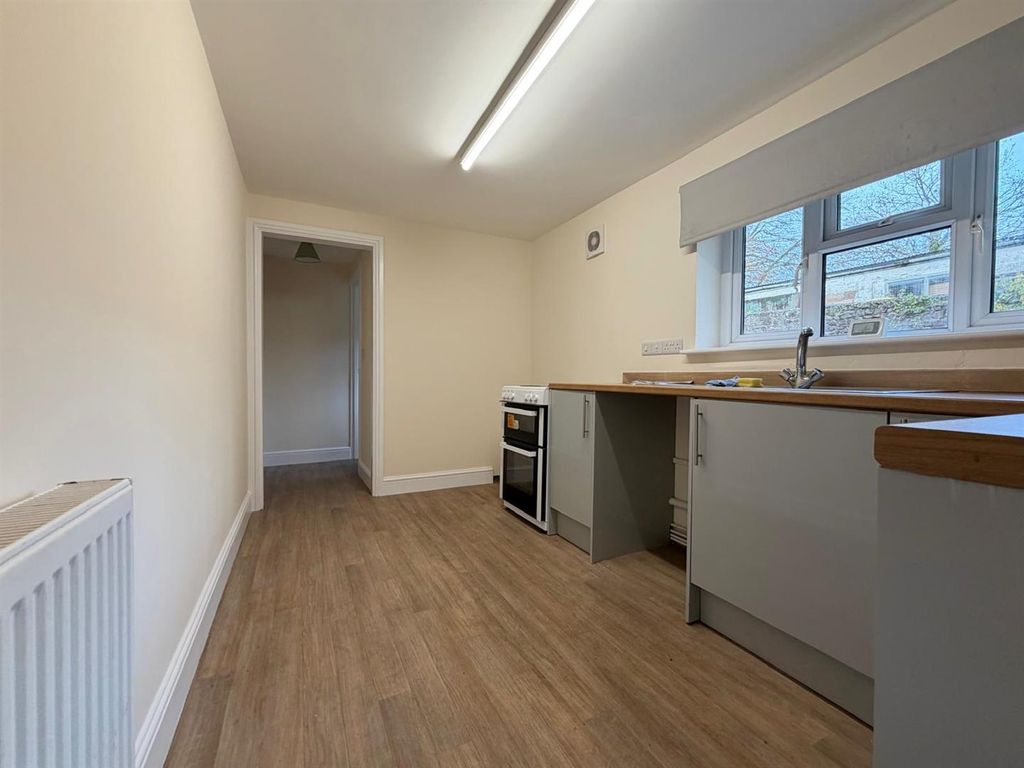 Property photo 2 of 6 Kitchen