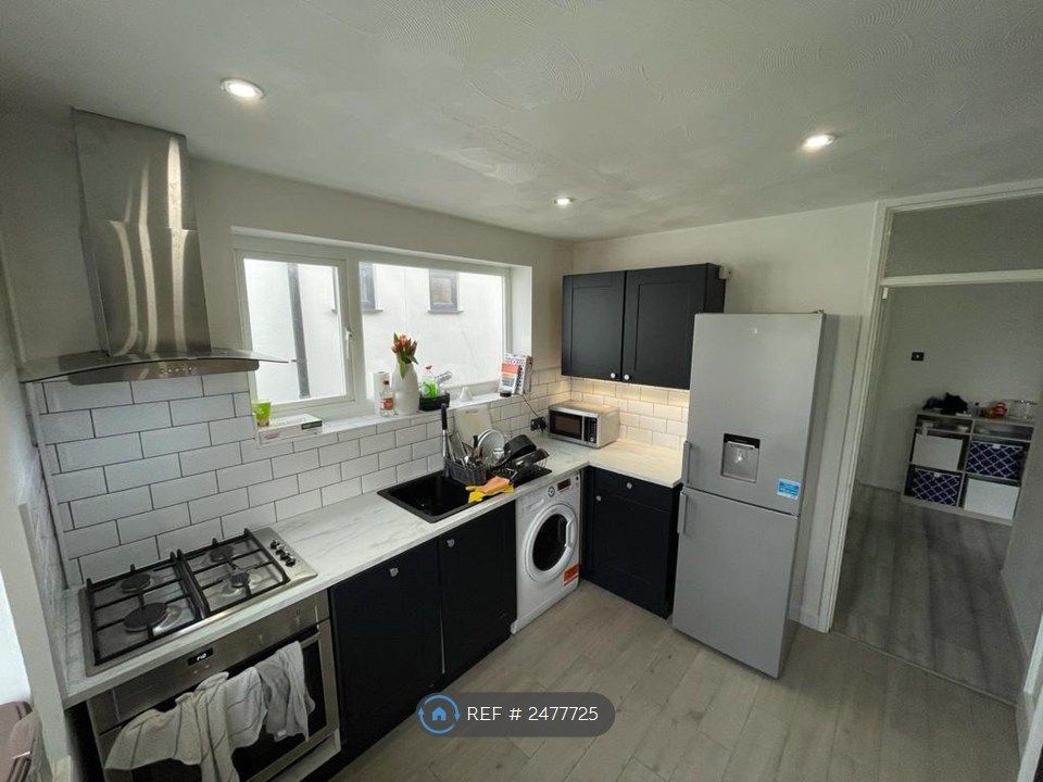 Property photo 1 of 13 Modern Kitchen With White Goods Included