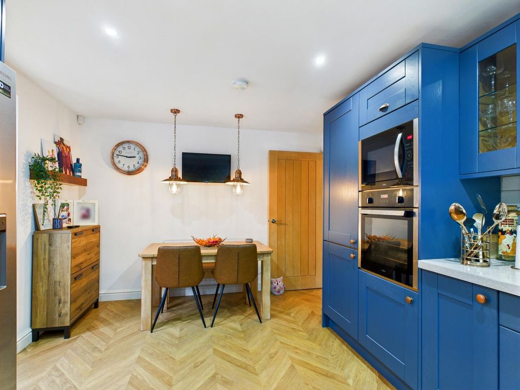 Property photo 3 of 12 Kitchen