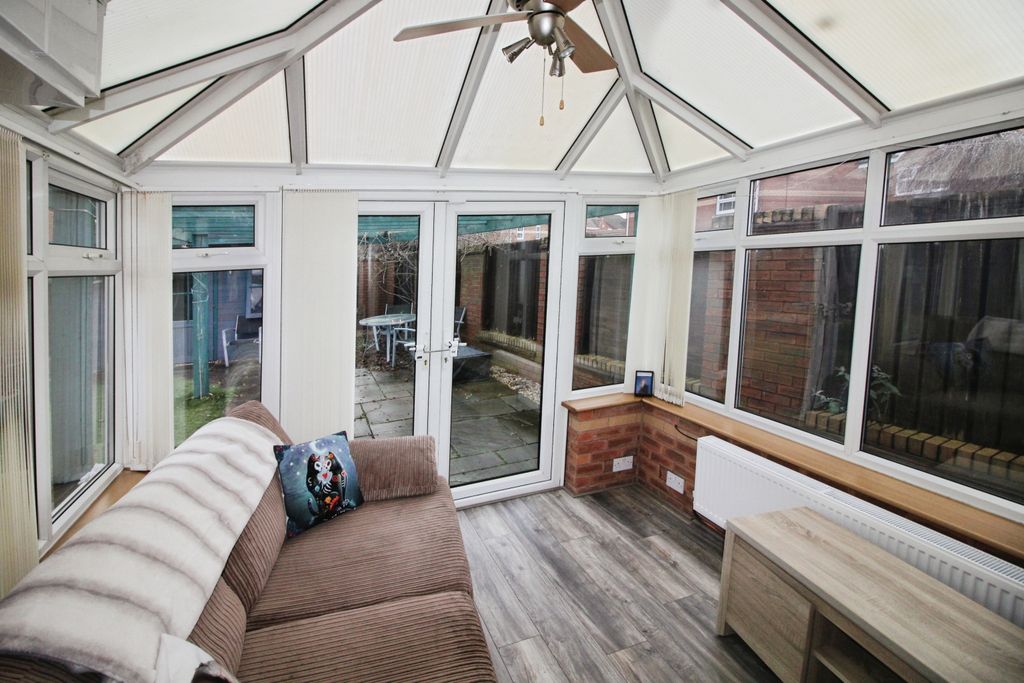 Property photo 3 of 22 Conservatory.Jpg