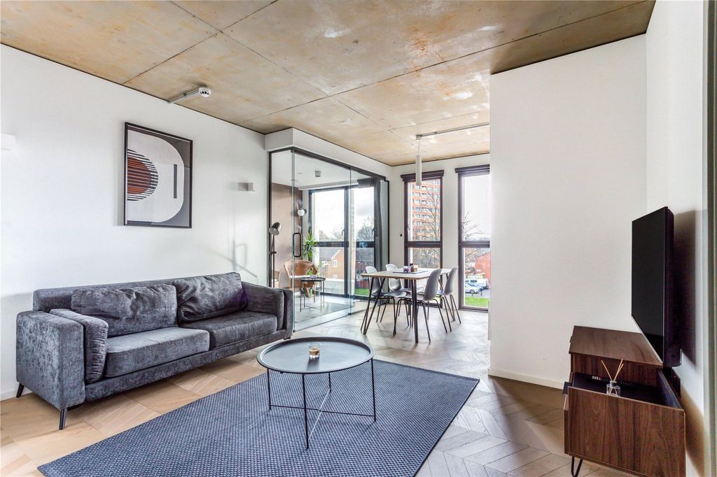 Property photo 2 of 11 Lounge