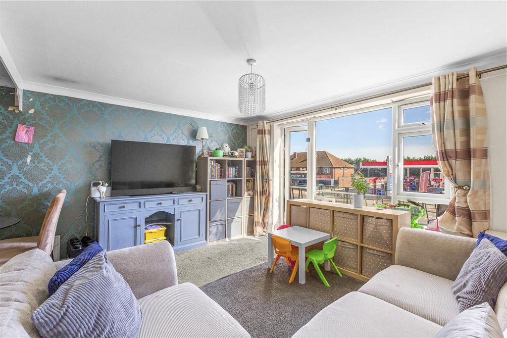 Property photo 2 of 14 Flat 14, Clifton Court Marlow Road, Hp11 1Te-8.Jpg