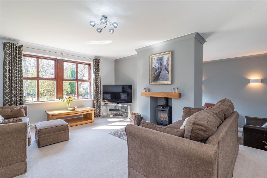 Property photo 2 of 42 Lounge