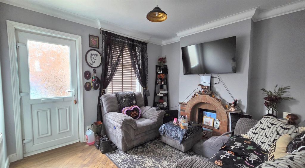 Property photo 3 of 11 Lounge