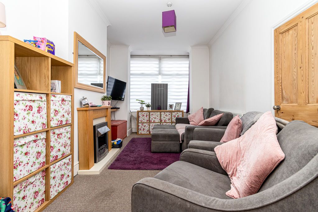 Property photo 2 of 18 .