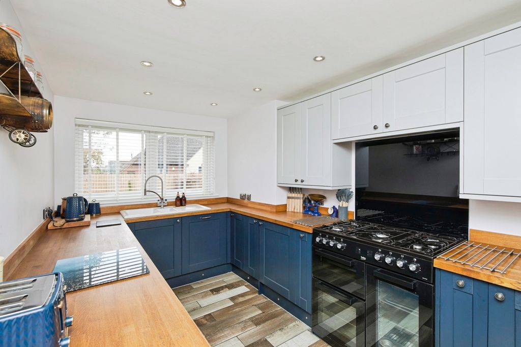 Property photo 3 of 21 Kitchen