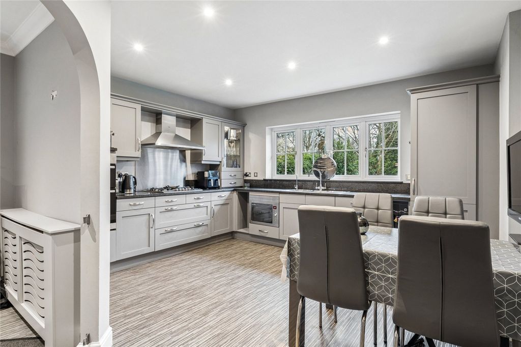 Property photo 3 of 28 Kitchen/Breakfast