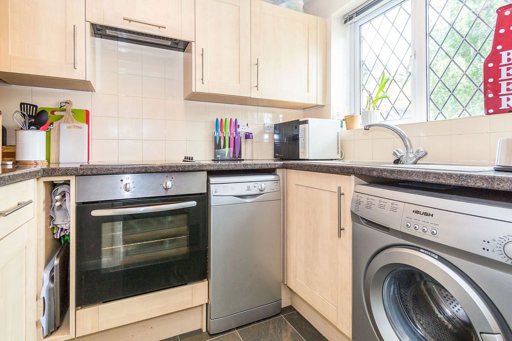 Property photo 3 of 8 12F27E7F-35A9-4Ba3-A