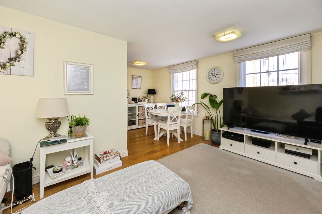 Property photo 3 of 12 Lounge