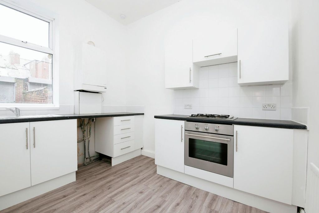 Property photo 2 of 10 Kitchen