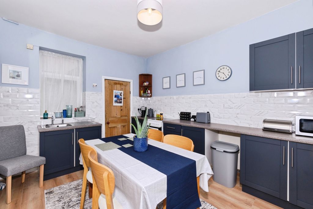 Property photo 3 of 10 Kitchen Dining Room