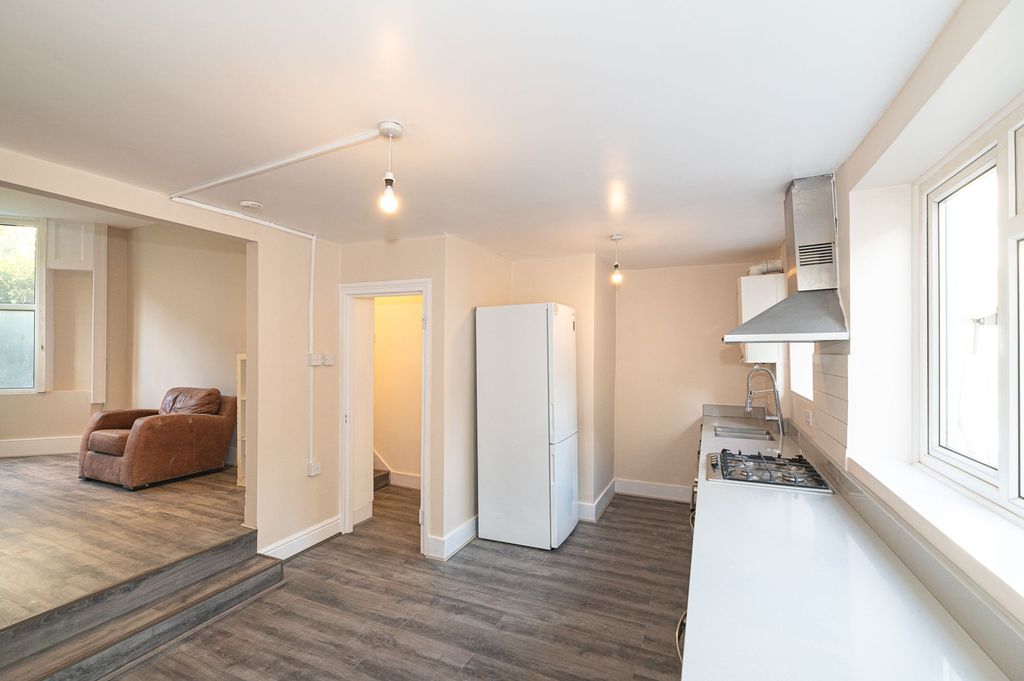 Property photo 3 of 31